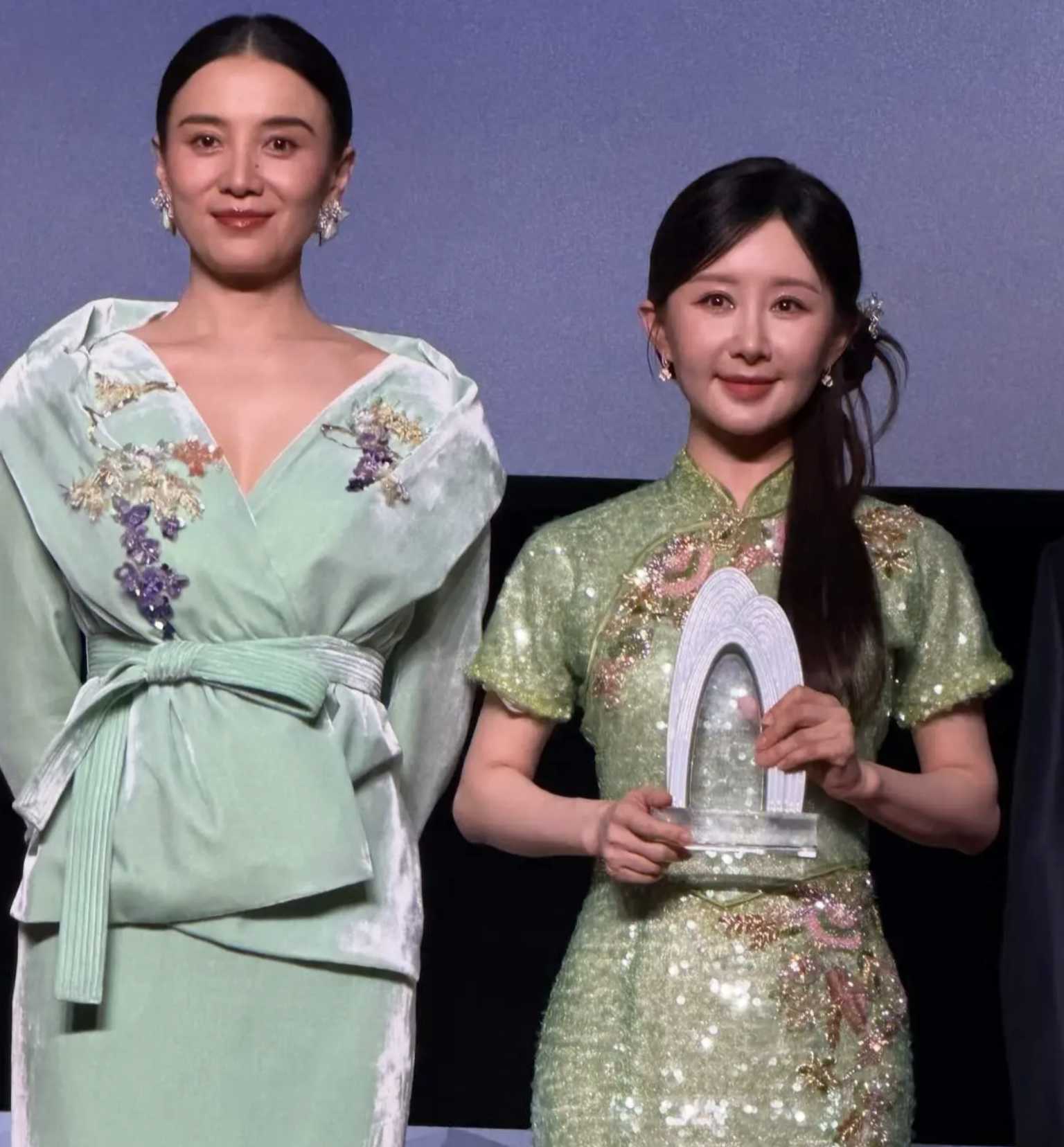 以前看宋佳不觉得有多美，说的最多的就是她的演技好。现在和舒畅同框一对比，真是完胜舒畅，要知道宋佳已经