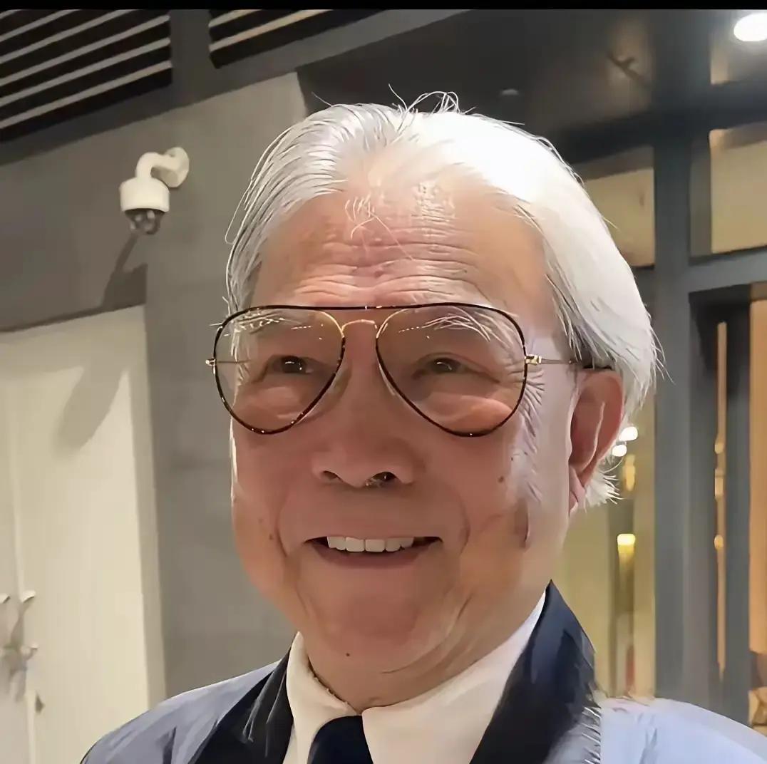 豪门最怕的竟是孤独，霍震霆78岁生日，郭晶晶没送游艇，只把全家叫到浅水湾老宅，摆