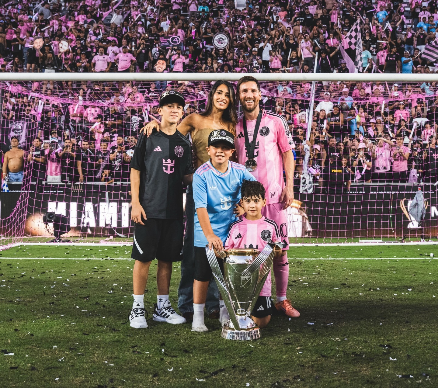 梅西更新ins庆祝美职联夺冠：我们是MLS冠军！！！🏆🙌😃自从我到达迈阿密