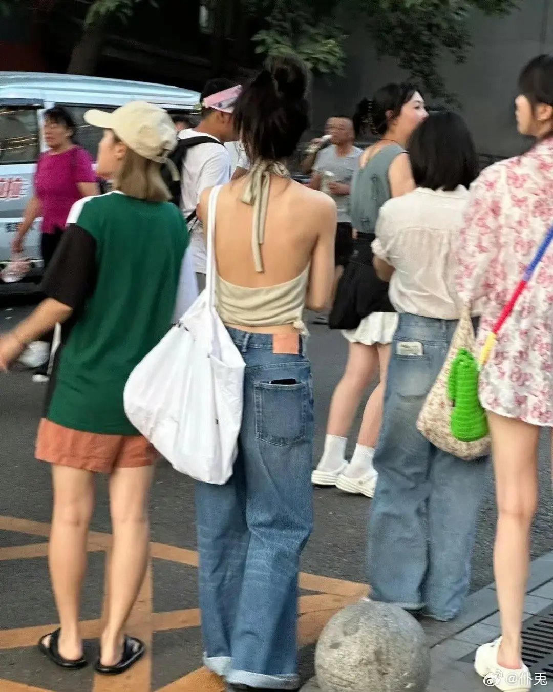 在北京偶遇章若楠，电视上看着高挑的她，现实中竟这么娇小​