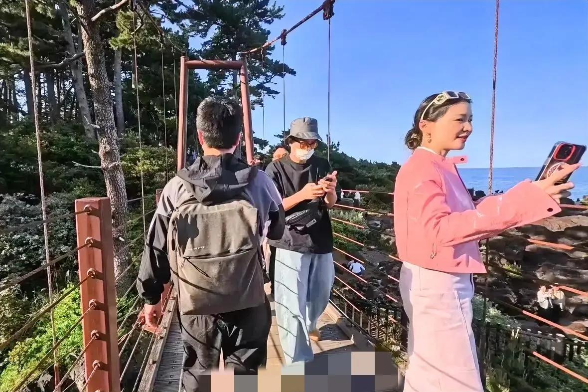 金靖的感情生活也太妙了吧！金靖和男友舒奕橙高调恋爱，高调生子，孩子随金靖姓，和