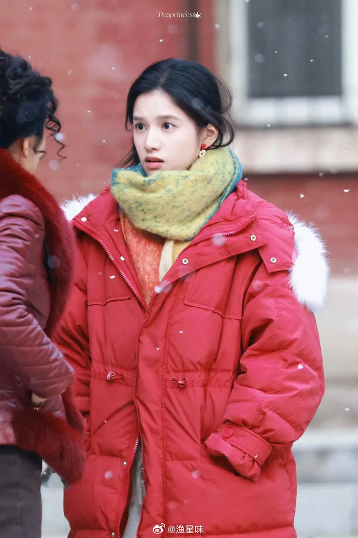 张婧仪菜市场白月光新路透这红羽绒服还真的是全国通用款