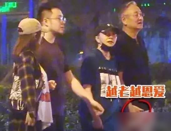 这么和谐有爱的画面，难怪英达会有意见…巴图怎么说都是英达和宋丹丹的儿子，按道理血