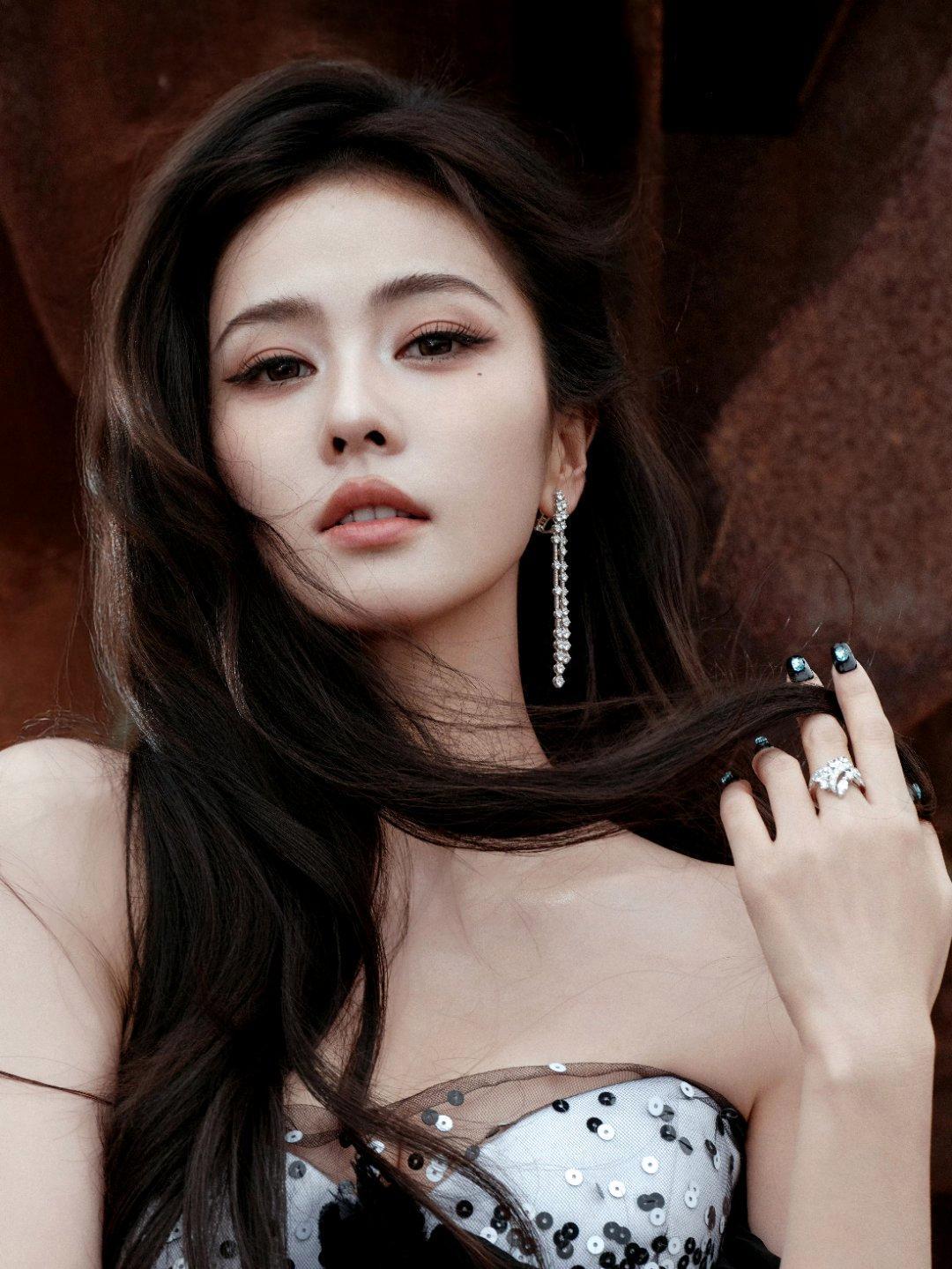 白鹿的这组写真直接把冷艳氛围感拉满！一袭黑白撞色亮片抹胸礼裙，开叉设计勾勒出修长