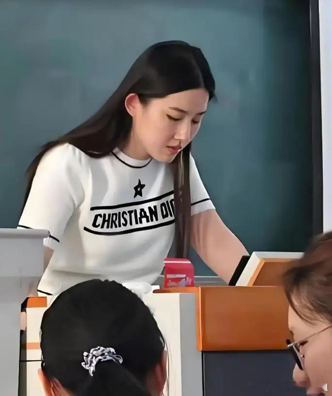 大学老师因酷似刘亦菲走红​​​