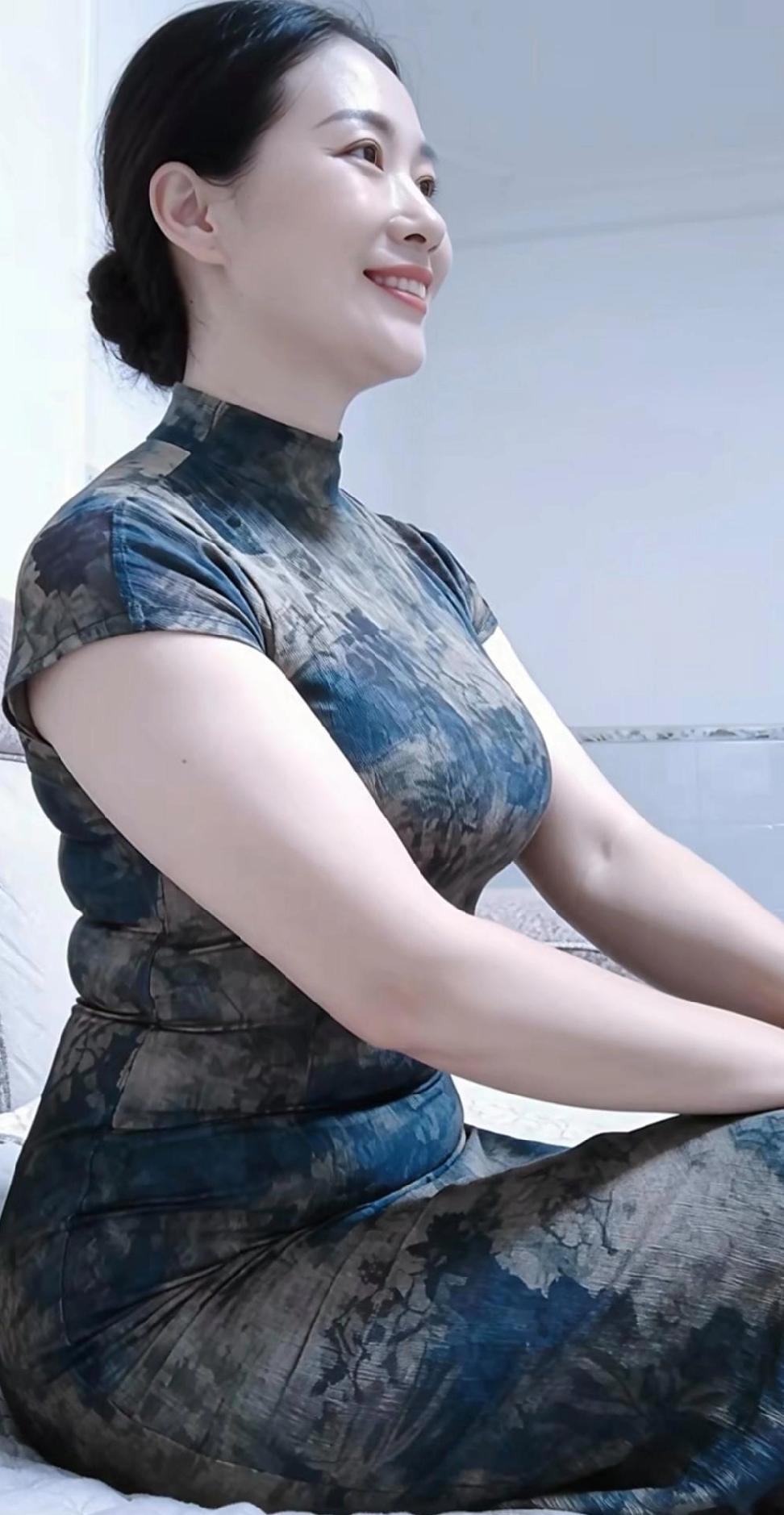 旗袍衬出优雅气质，微笑更添迷人魅力。