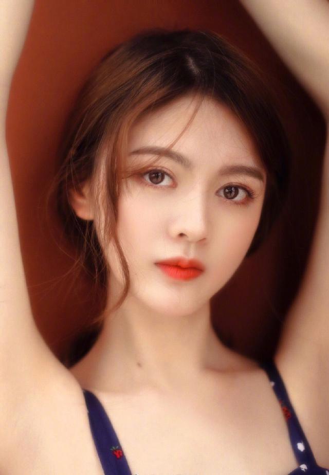 温柔甜美的少女，红唇与长发相映成趣，散发着迷人的魅力。🌸💖🌟