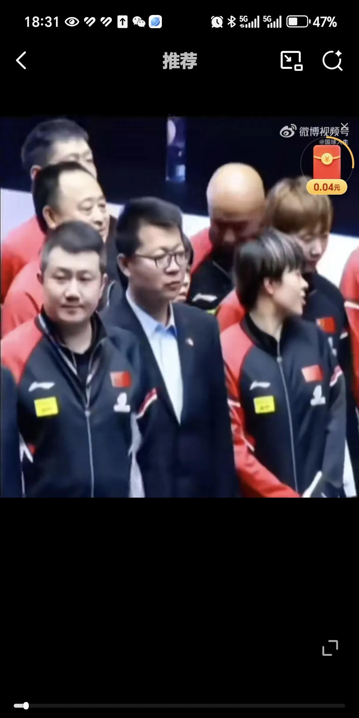 07月14日，肖战站在王曼昱后面拍大合影时，由于王曼昱太高了，挡住了肖战肖战也
