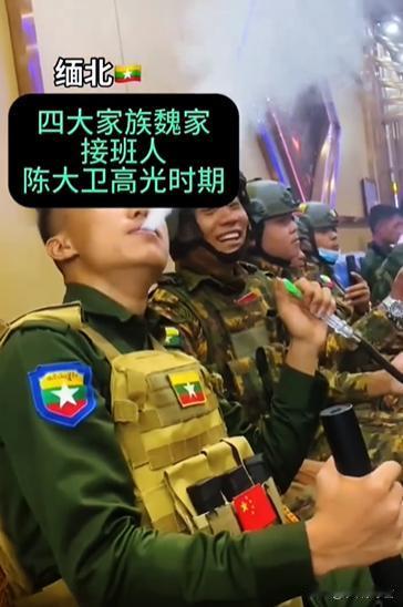 吞云吐雾的陈大卫是真的嚣张！陈大卫率领的这些民团队伍，一看就是不务正业，各个