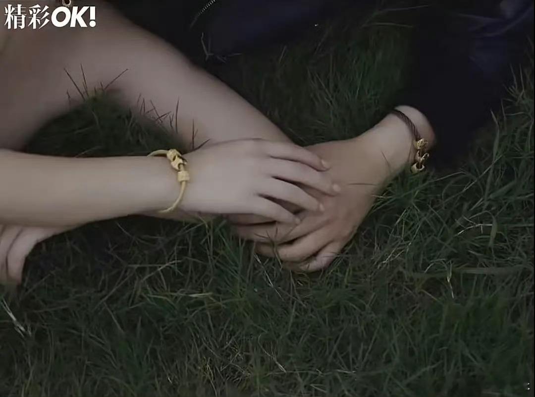 丁禹兮和邓恩熙这。。。某人的手这么难看为啥要拍手部特写直接拉低观感了