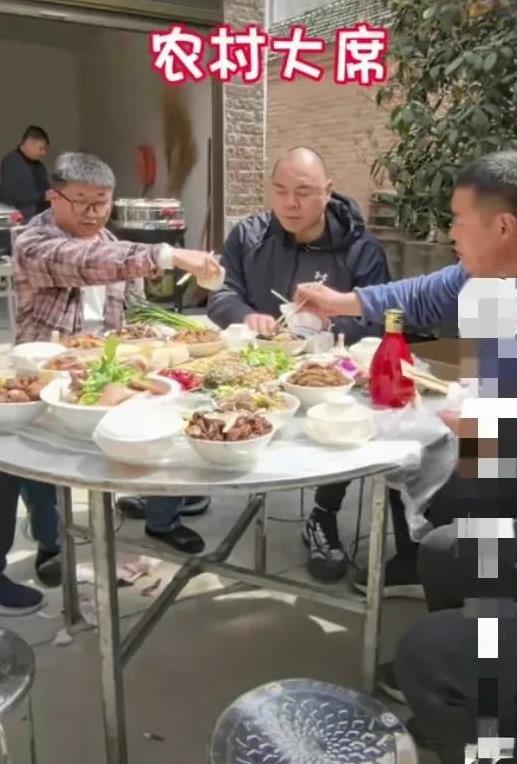 张志磊吃农村大席，看农村大席都吃些什么，有那些好吃的。一大桌都摆满了，都是用海