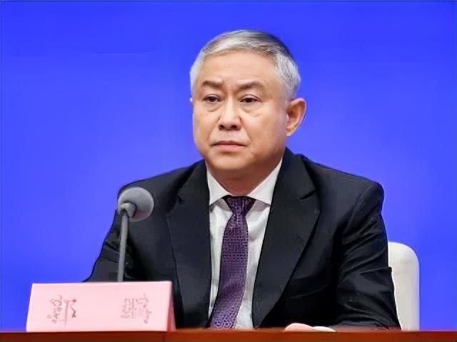 停止争吵！别再纠结取消英语主科地位还是降英语权重了！教育部已经强调了两个重点！