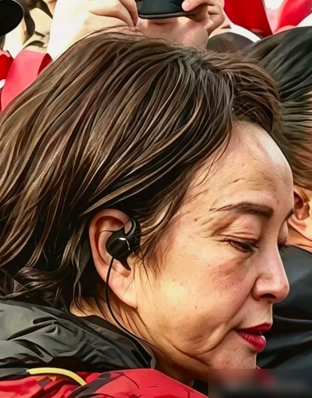74岁刘晓庆机场被怼脸拍，画面里皮肤松垮、眼袋耷拉，和平日精修图判若两人。网友炸锅：这才是真实的奶奶