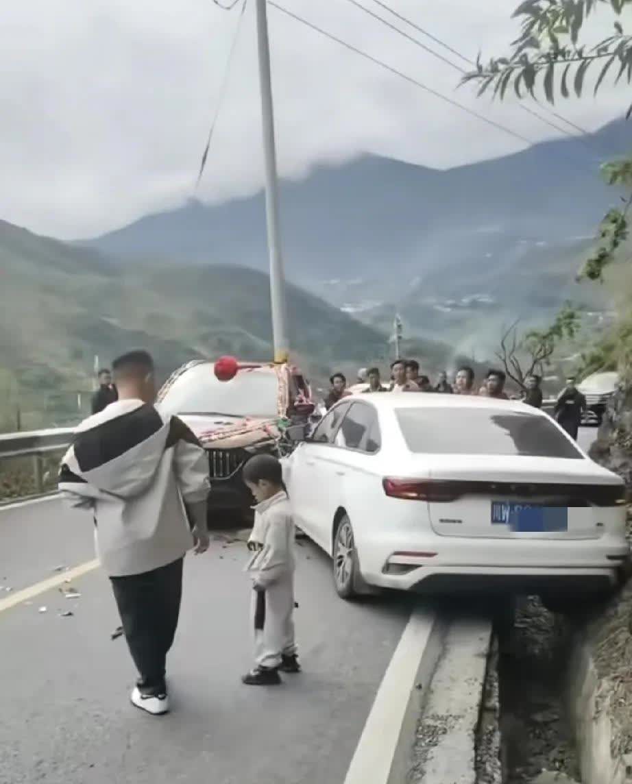 四川凉山彝族自治州，当地有一对新人结婚，当新郎带着婚车队把新娘子接上往家中赶的时