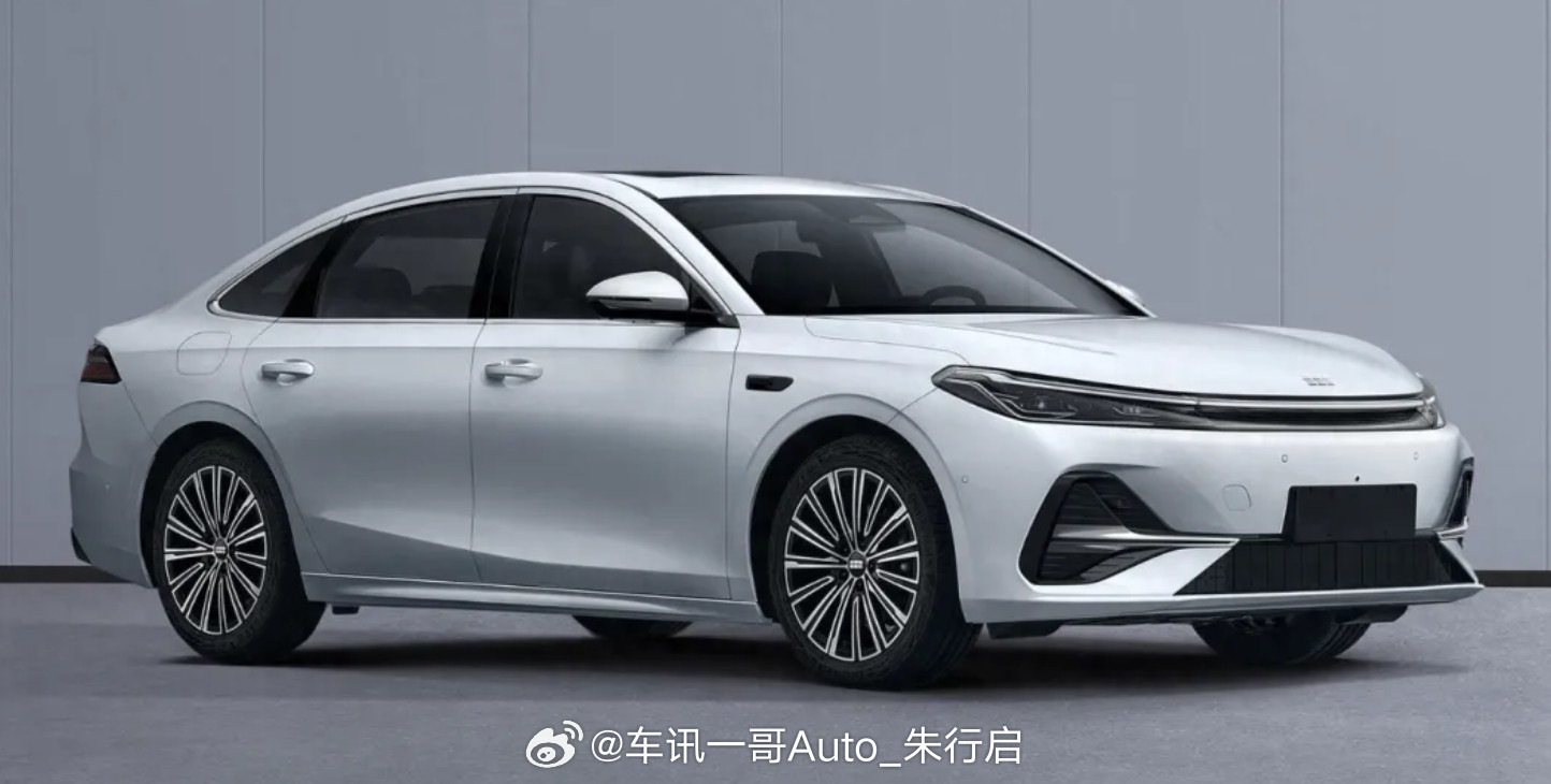 全新吉利银河A7长续航版的实车图被曝光。新车延续现款的经典设计理念，并且它还配备