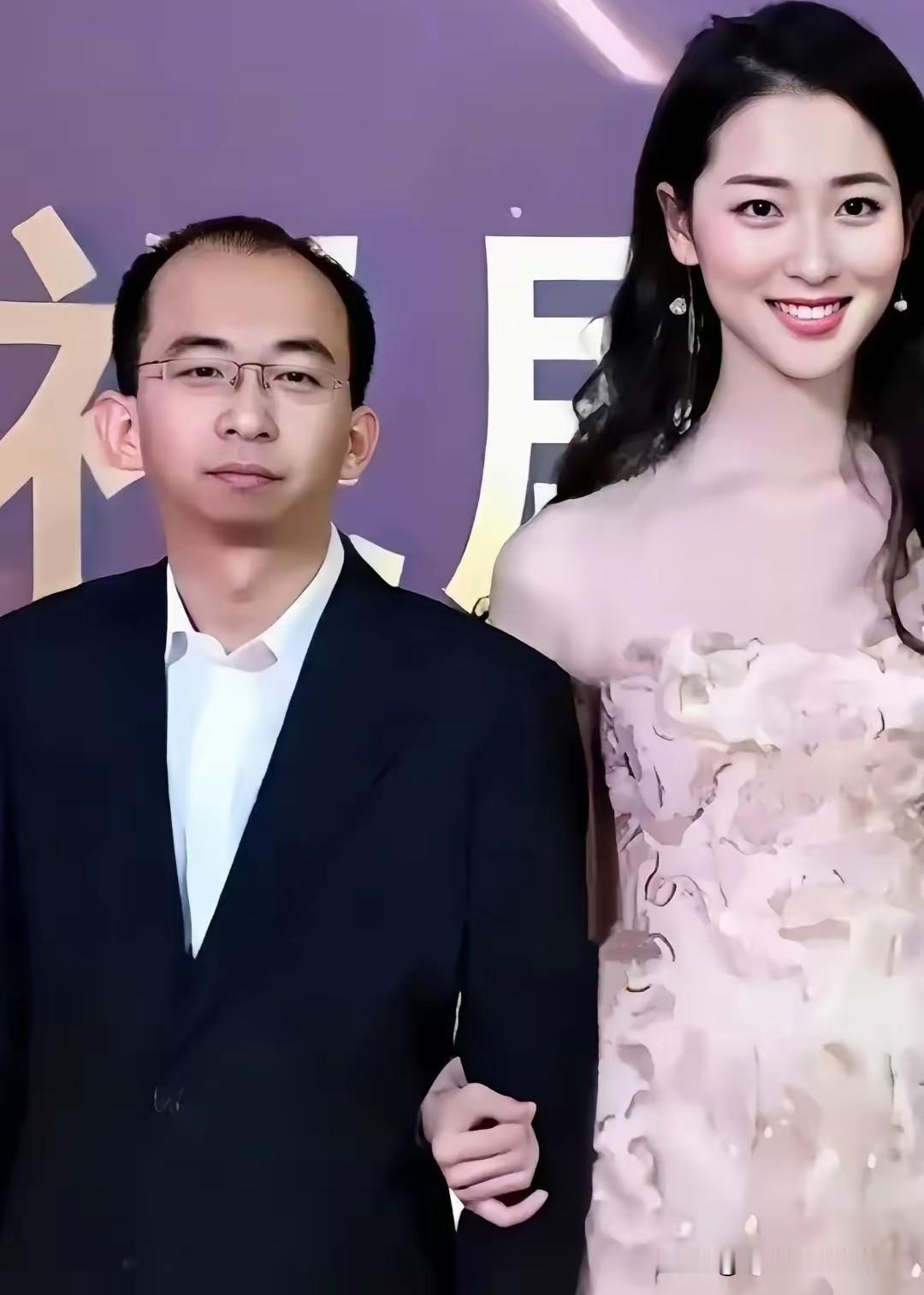 2022年，一场婚礼照片刷屏网络。新郎是41岁的导演巨兴茂，新娘是26岁的演员孟