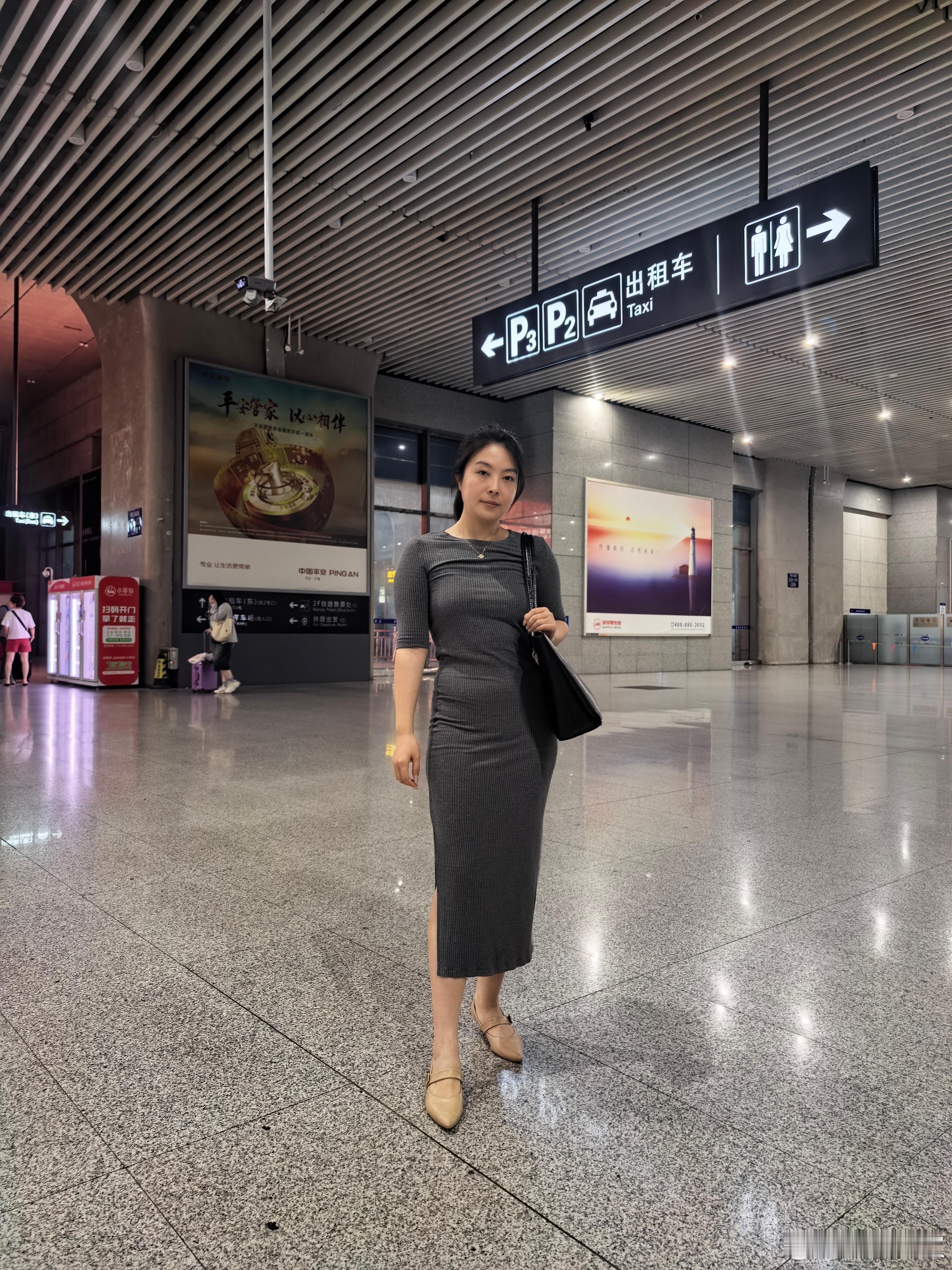 在南京南站🚄偶遇一位神似郭晶晶的妹子搭讪手机拍了几张照片​​​