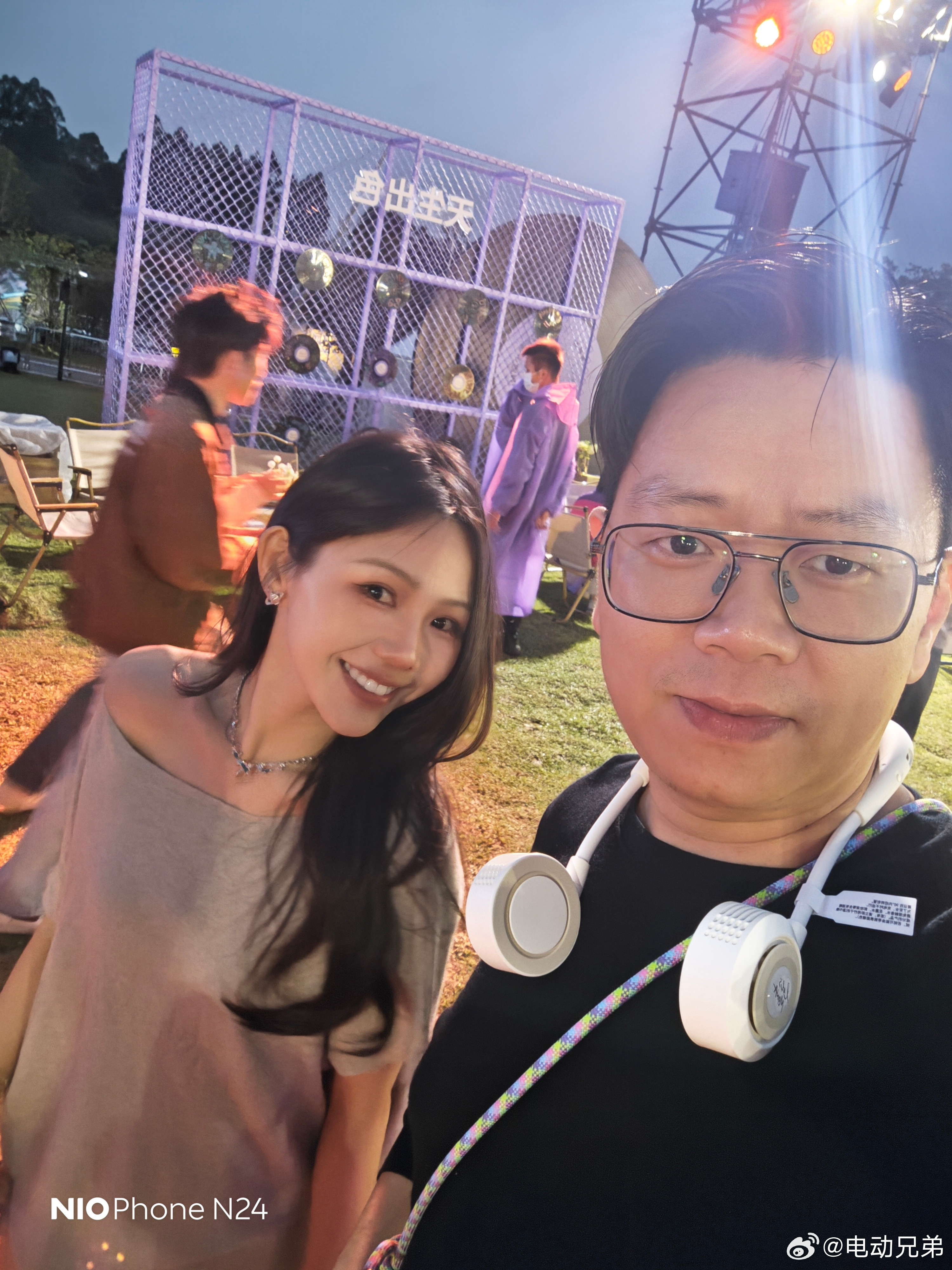 小鹏现在牛了，可以直接在自家的新总部附近公园直接办发布会了，现场氛围特别好堪比音