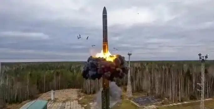 俄罗斯再打一百年也不会向乌克兰投掷核弹，因为核弹这玩意，乌克兰面积太大，核弹扔少