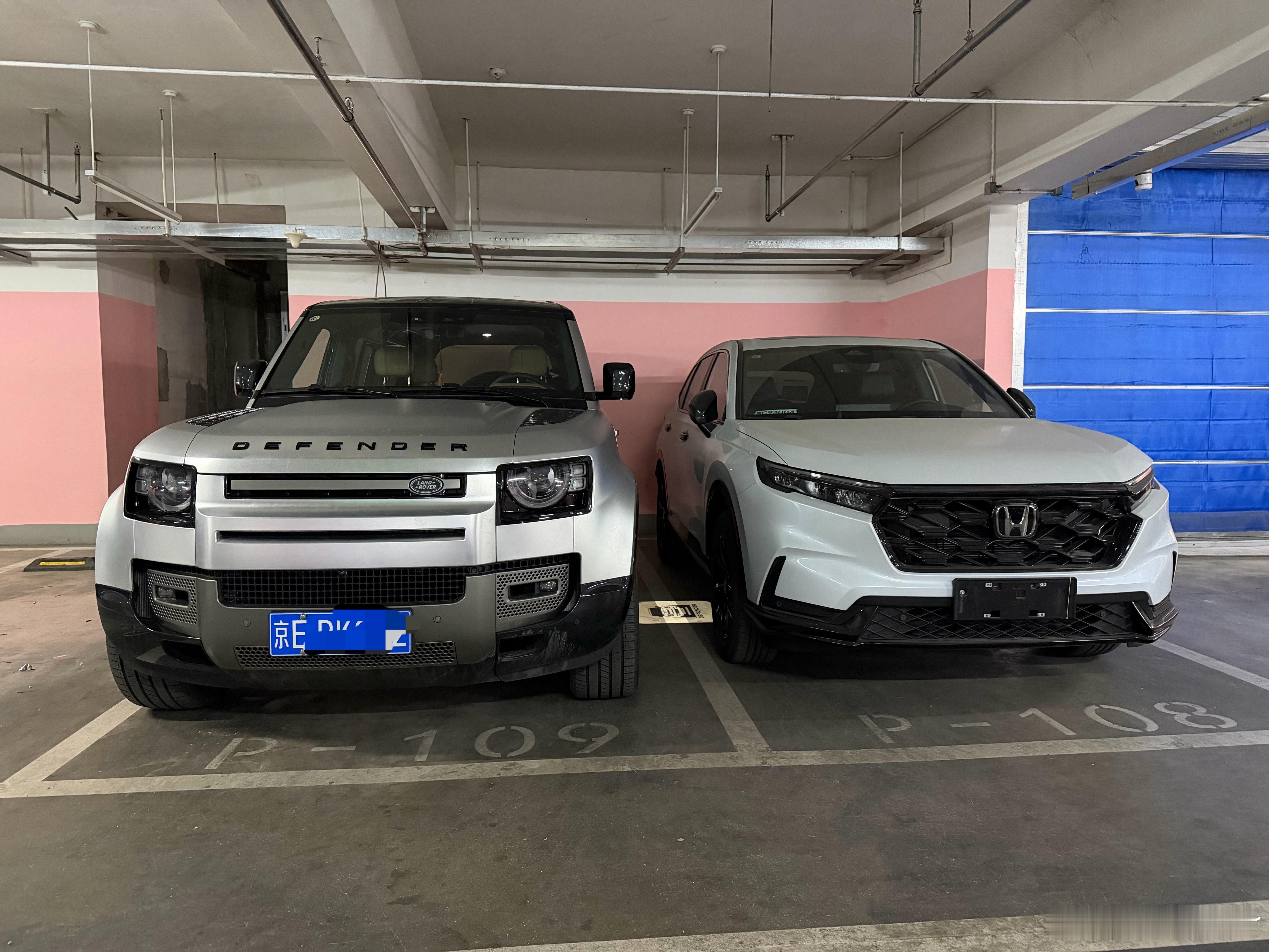 公司纯燃油的两台车，终于有车位在一起挨着了左边是我的，右边是给公司员工的福利路