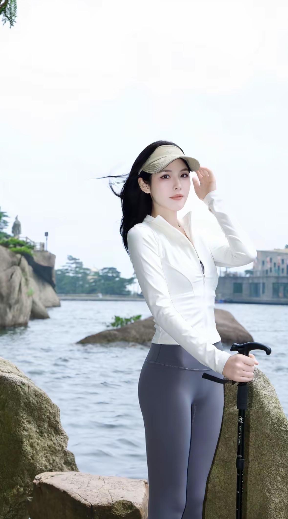 她握着登山杖，在雾锁青松的山巅摆好姿势。"这张一定很飒！"她想。突然云雾散开，远