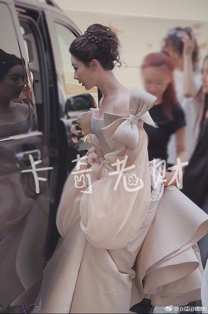 超美的杨紫盘发米白色裙裙