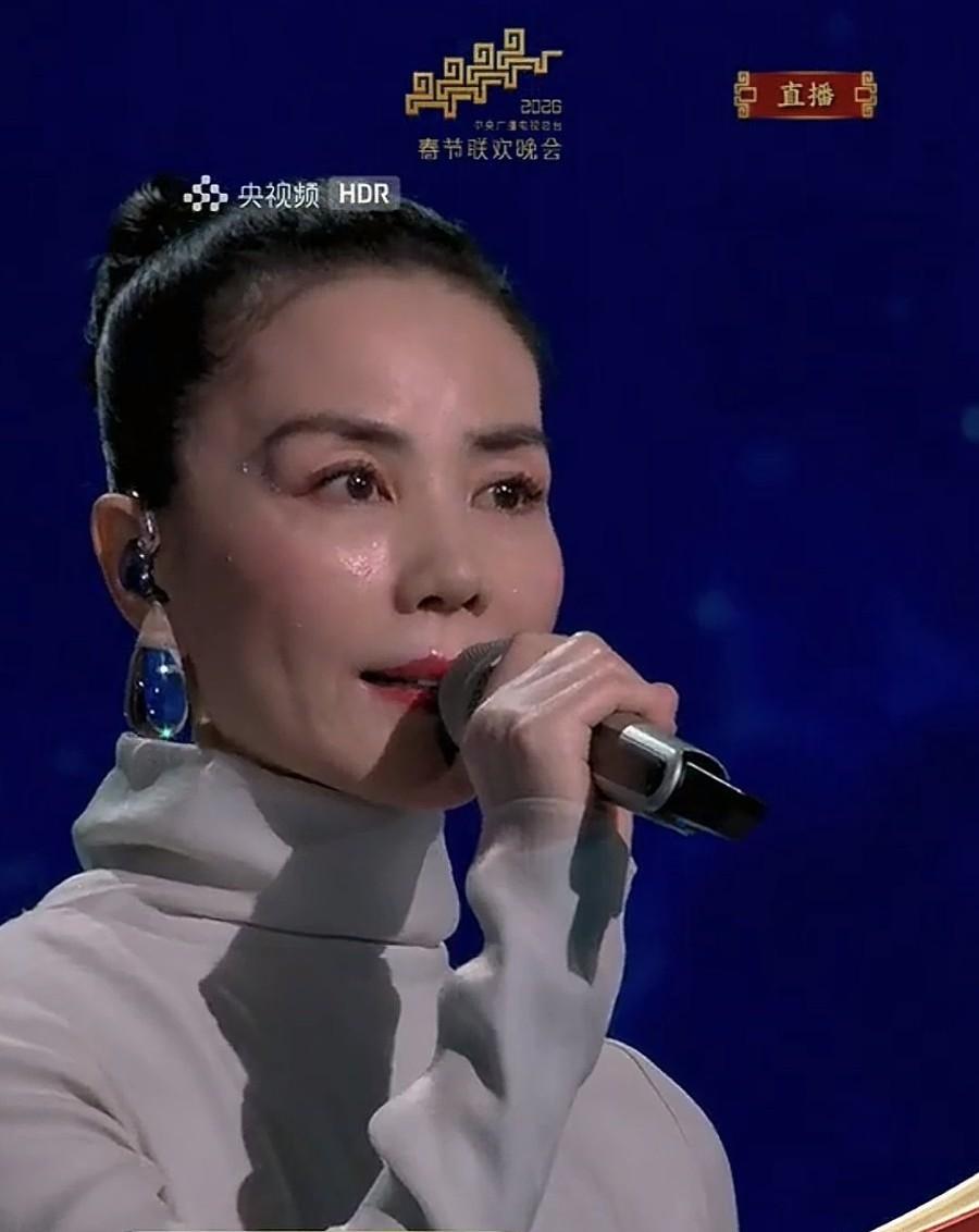 王菲春晚献唱，真是老了，声音还算空灵！2月16日晚上除夕夜，万众期待中，王菲