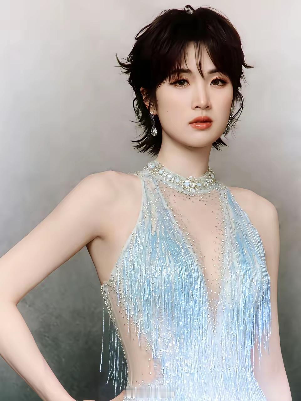 节目里宁静问姚安娜：“你家里的事都是你爸爸做主吗？”姚安娜坦言：“其实我也说不好