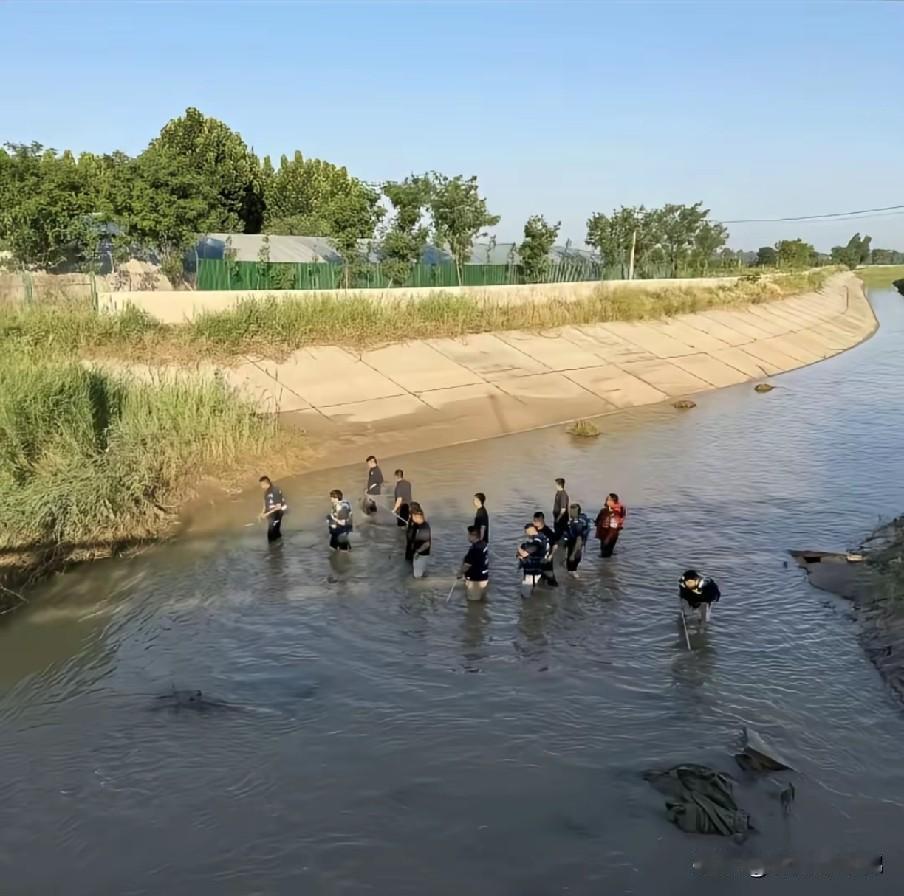 河南开封的3岁男孩找到了，父母家人已到现场确认了遗体。没找到的时候家人还抱有孩子