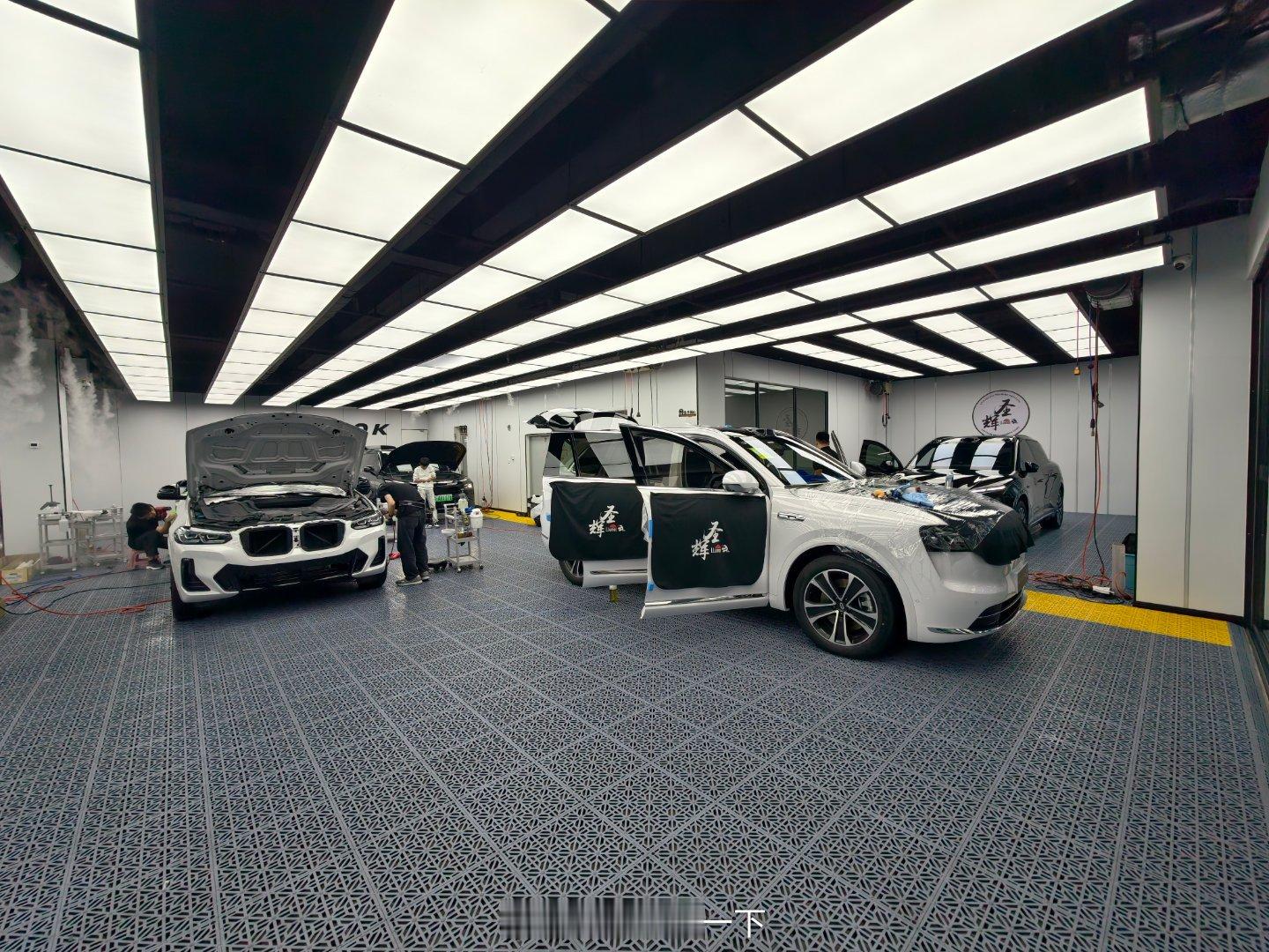 来给全新问界M7贴车窗膜了，防晒还是要弄一下，我几辆车都选的龙膜性价比比较高的一