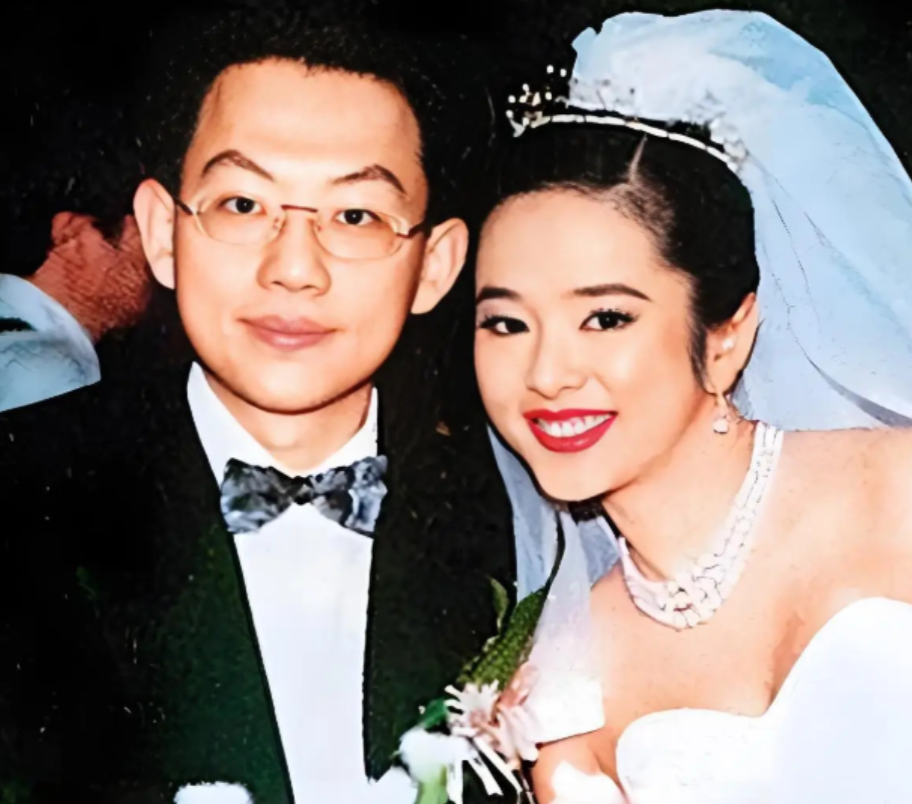 1995年，叶蕴仪拒绝了苦追她三年的林志颖，转身嫁给了千亿富豪的陈柏浩，婚后的第