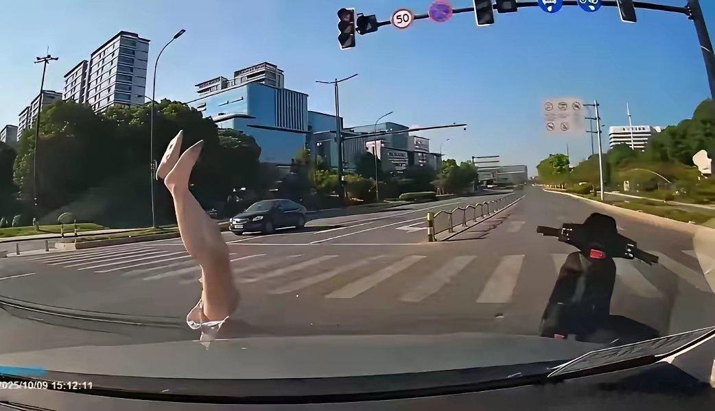 过马路要注意安全，不知道小姐姐腿腿有没有受伤…​​​