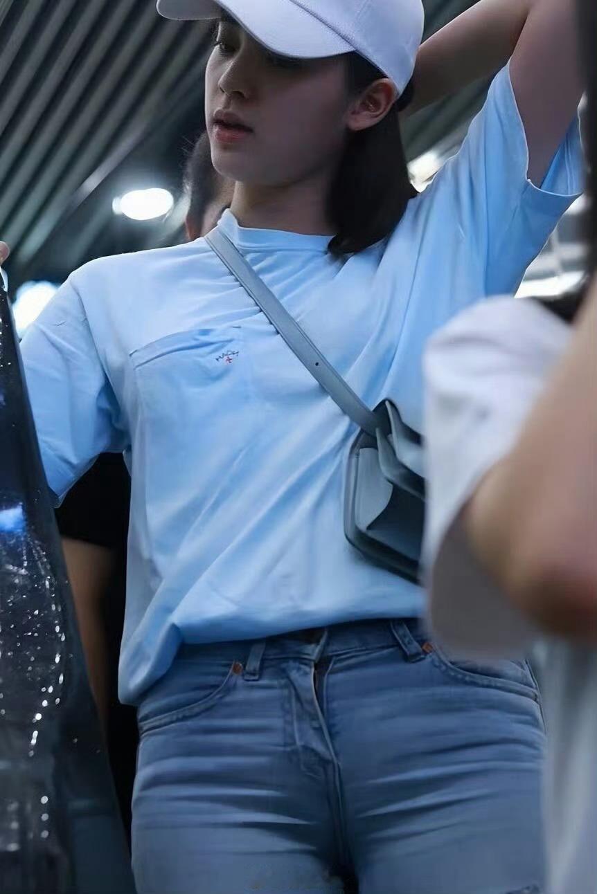 看牛仔裤就知道欧阳娜娜早期还是有些微胖的​​​