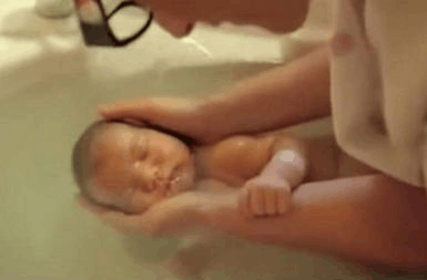妈妈出门买菜不到半小时, 回来之后听宝宝大哭, 婆婆这样对待女儿