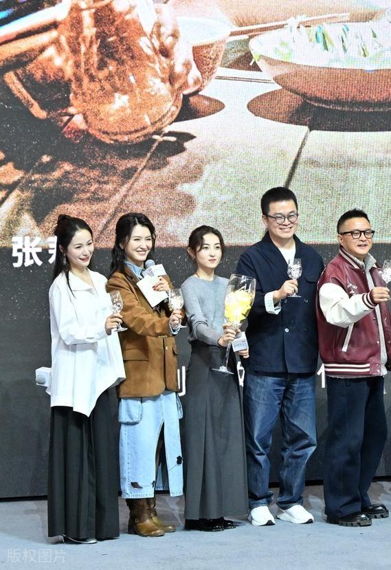 今天江一燕和张子枫一起宣传新片，两位搭配的都很时尚，看起来像一对漂亮的姐妹。