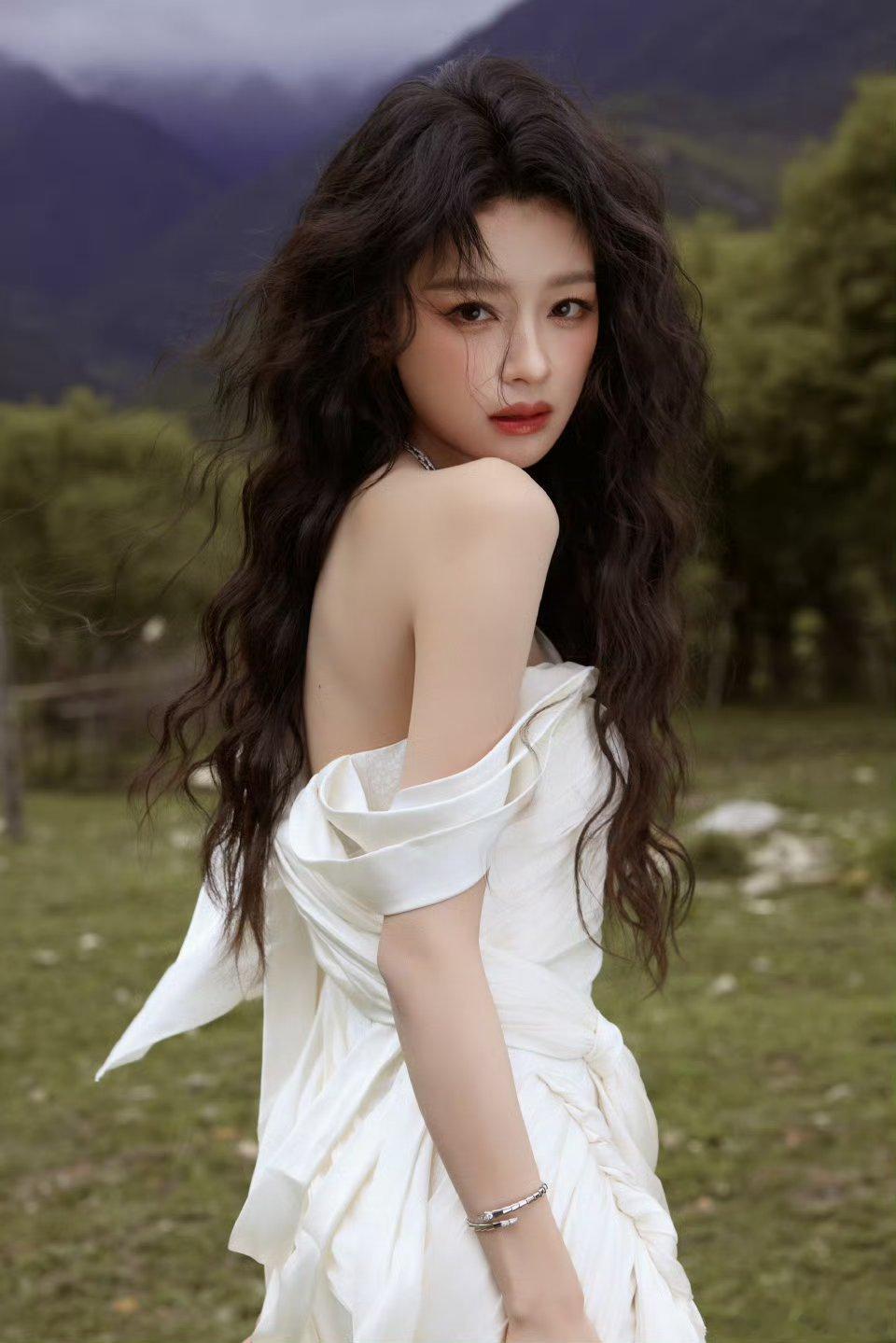 孙怡的裙子不会打结吗哈哈哈哈全网都在担心这条裙子的飘带，只有我在盯着姐姐的美貌流