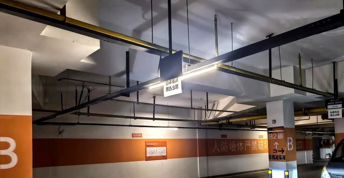 把问界M5停到阴凉的地下车库，不到50分钟的时间，车内温度上升了十几度，正常吗？