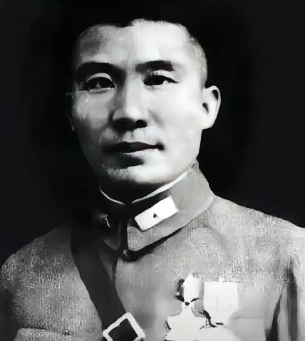 1941年，日军用毒气攻下高安城。51师师长王耀武看着满地的士兵尸体痛不欲生，谁