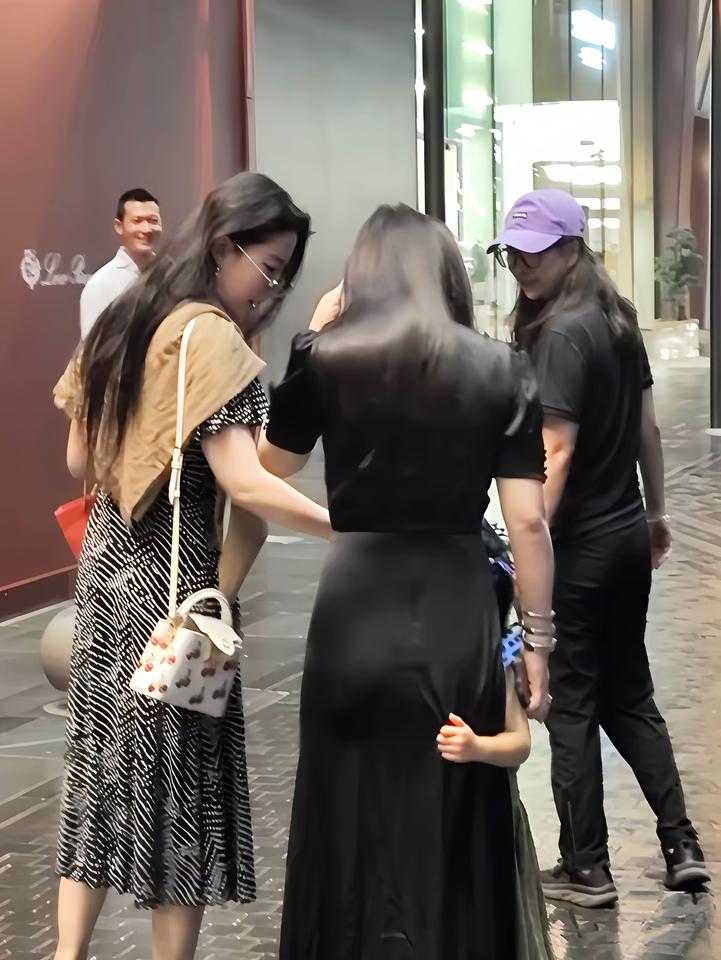 7月19日，有位网友在北京三里屯偶遇刘亦菲，她的背影都这么好看。刘亦菲特别喜