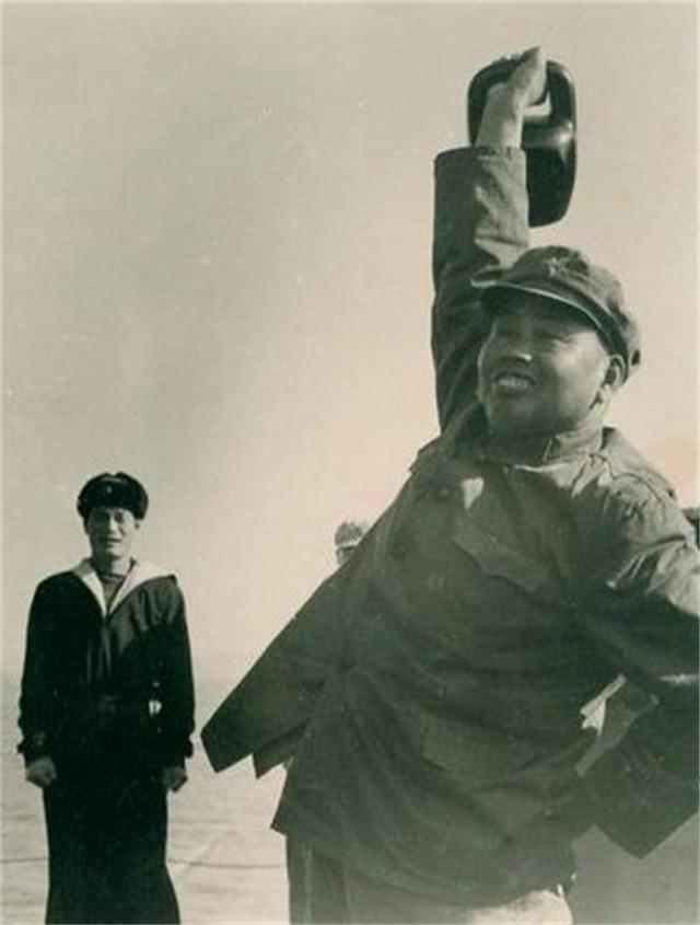 1971年，许世友宴请西哈努克亲王，亲王喝酒时来者不拒，连喝了10多杯茅台，震惊