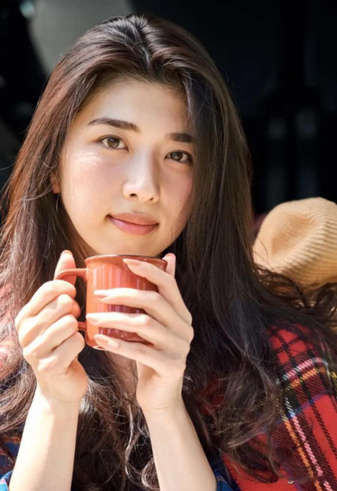 董卿说：“男人一定要记住，女人，她爱不爱你，根本不用去试探，你只要看清一点，就可