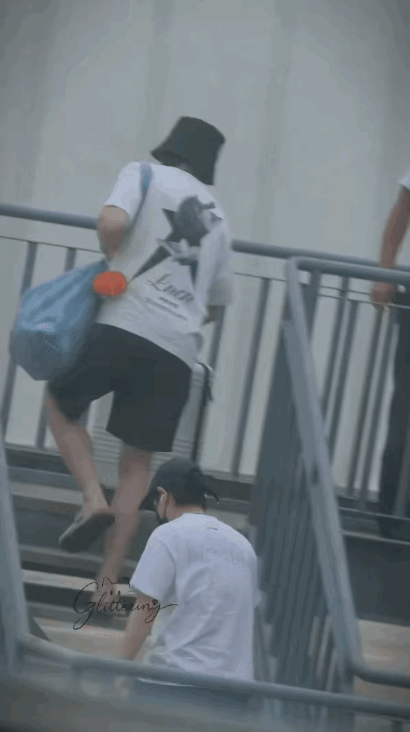崇明岛封训结束后国乒大部队回京！莎莎就是跟头哥一起走的vip通道，两个人一前一