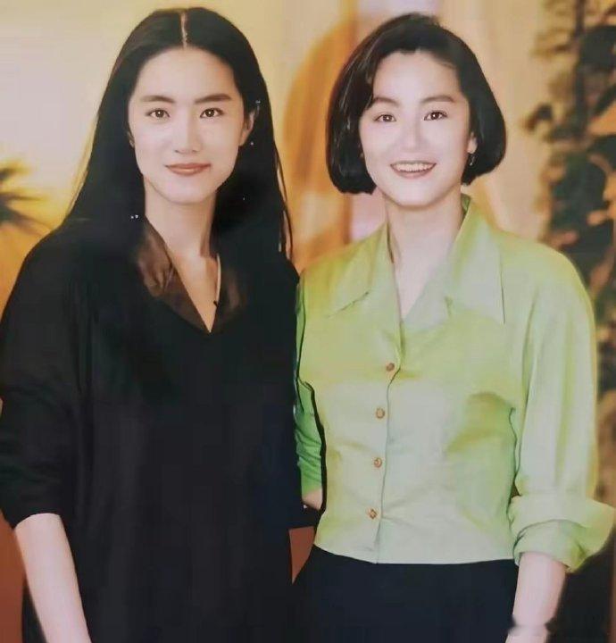 林青﻿‏霞和当年﻿﻿的替‎身合了张﻿‏影，俩‎‎人长得实在﻿太像了，尤其是侧脸，