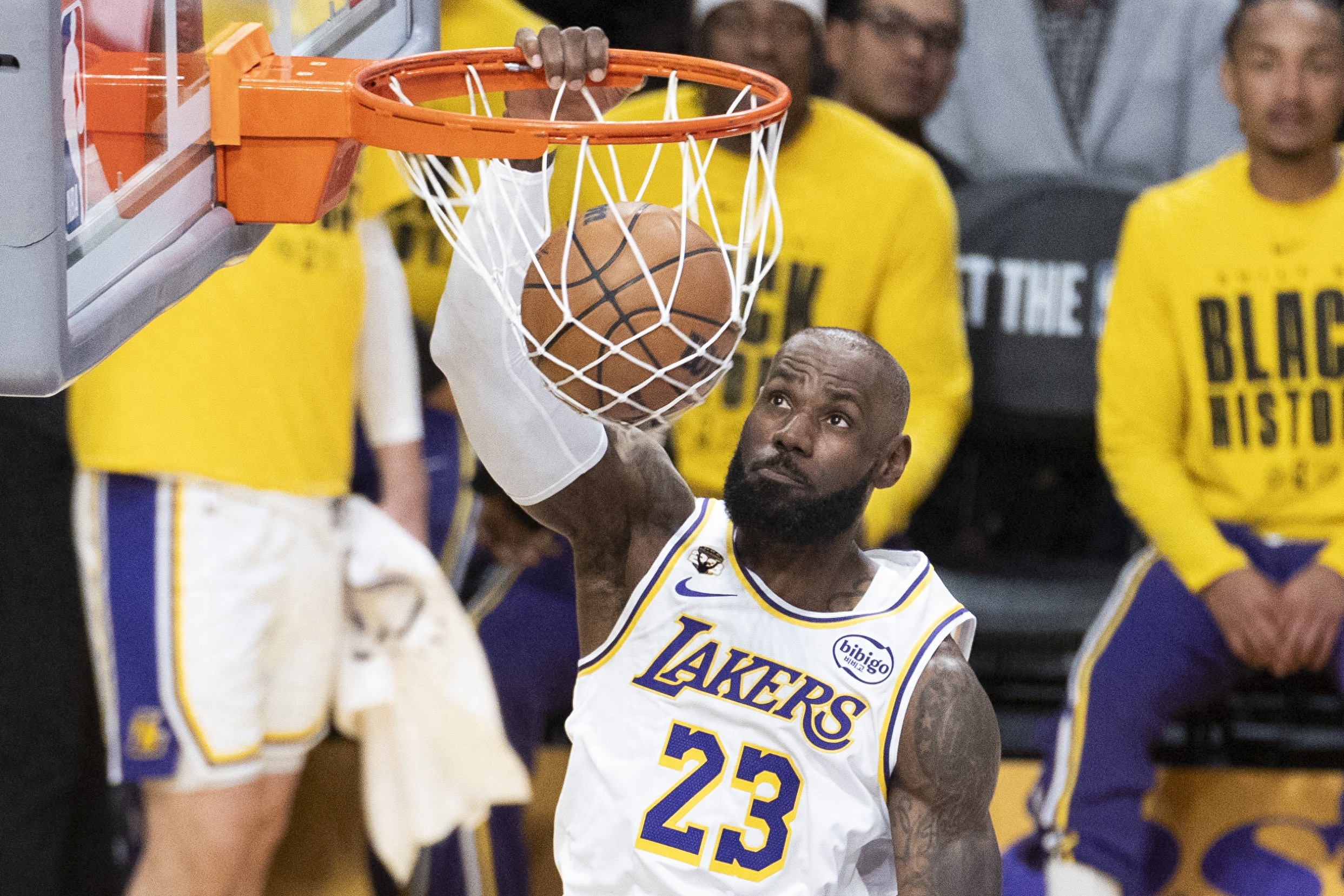 为啥这场对尼克斯防守这么好，说实话可能要得罪人老詹单防肯定是没问题的，但是护