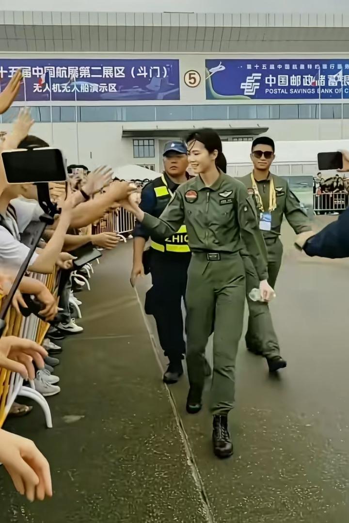 谁能拒绝一身戎装的徐枫灿！笔挺军装衬出挺拔身姿，清秀眉眼藏着军人坚毅，颜值与气场