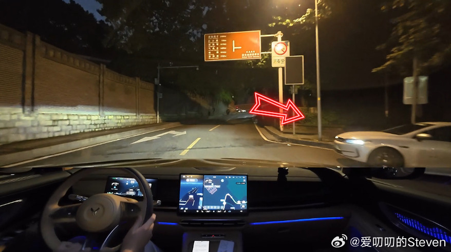 体验了下26款的岚图梦想家的ADS4，有几个场景给我印象比较深刻。图一夜间T字