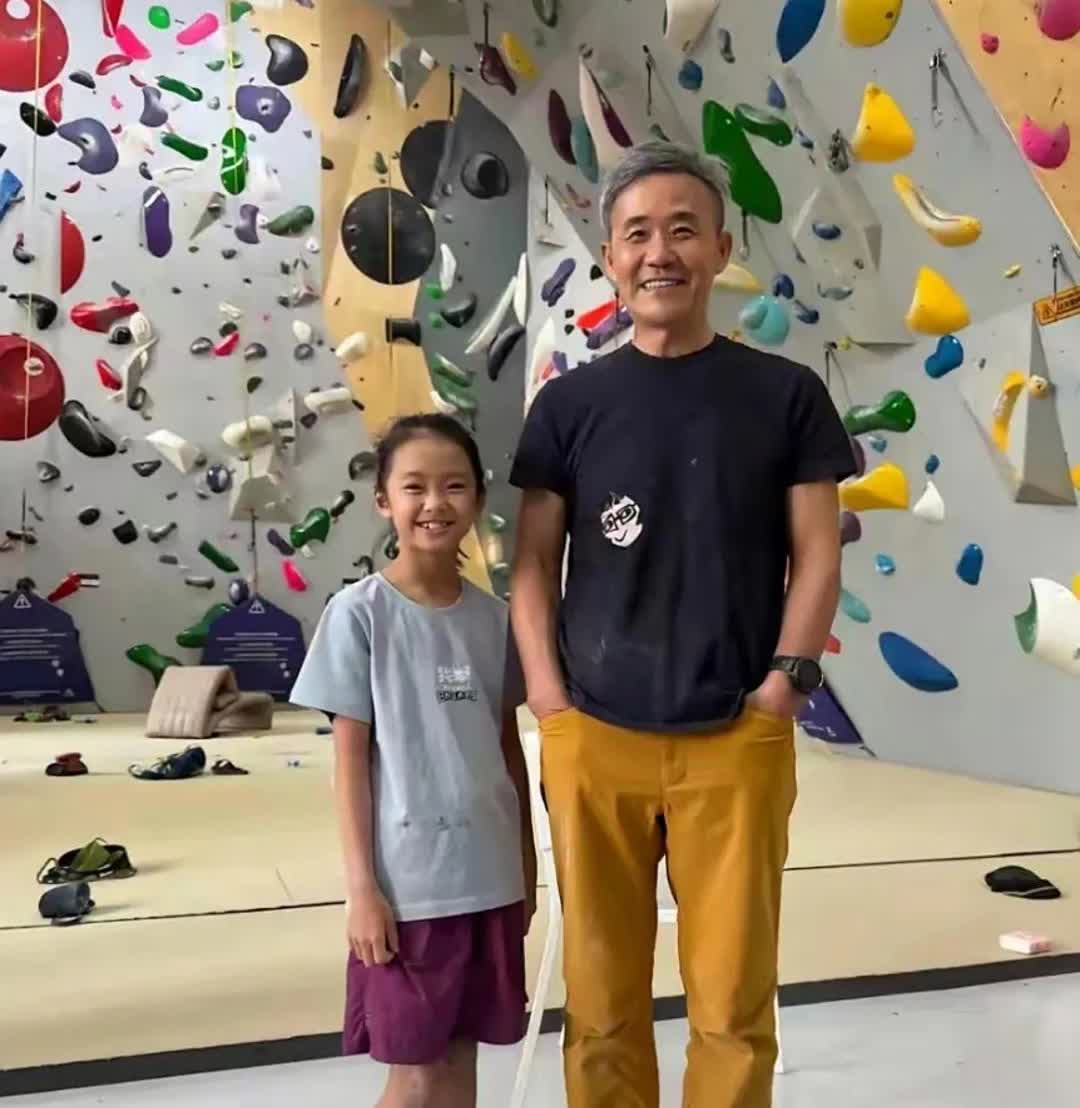 哇塞！王石这是吃了“防腐剂”？和女儿合照越来越年轻，潮得不像70后！快看王石