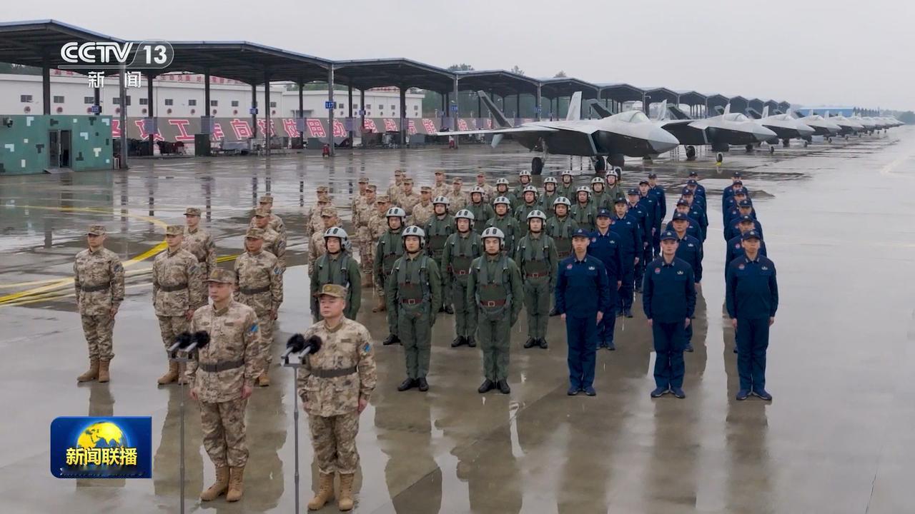 今年的拜年跟以往不太一样，含金量十足，10架歼-20整齐列阵