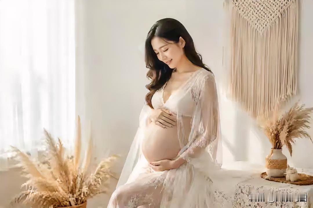 温柔的孕妇照，自然光下，恬静美好。