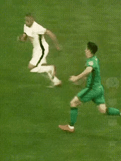 开场漏判一张红牌？成都球迷真专业！中超联赛第5轮，北京国安与成都蓉城的比赛中，